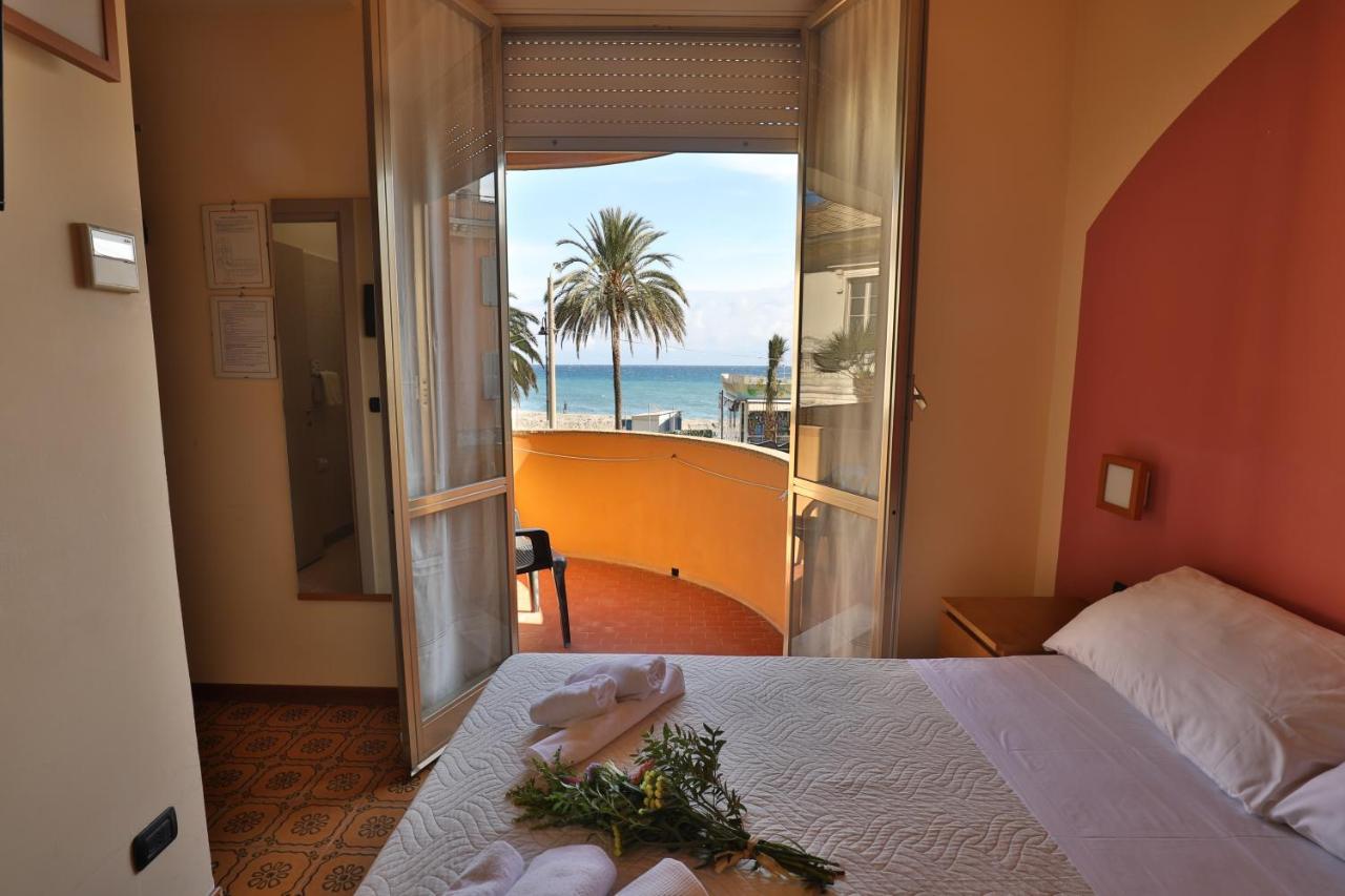 Xxv Aprile Casa Per Ferie Hotel Albenga Exterior photo