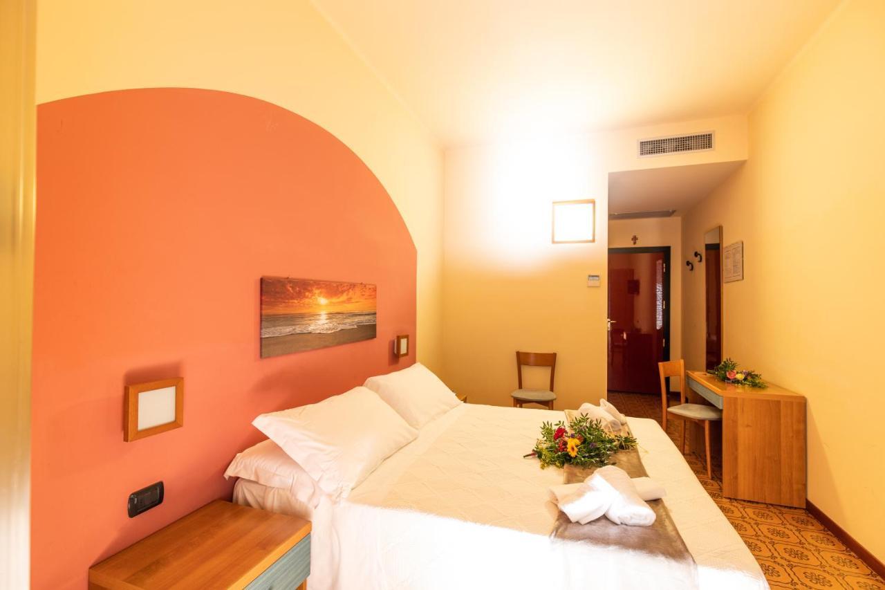 Xxv Aprile Casa Per Ferie Hotel Albenga Exterior photo