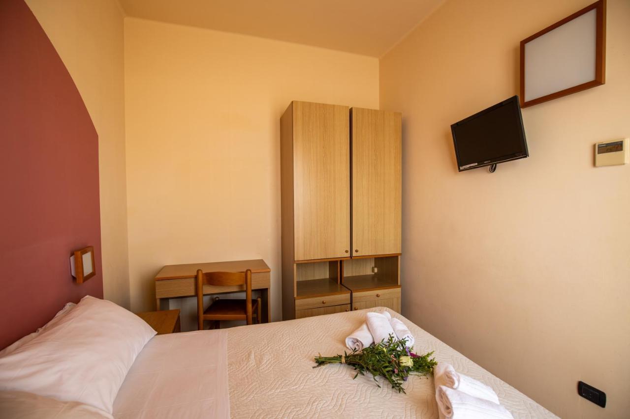 Xxv Aprile Casa Per Ferie Hotel Albenga Exterior photo