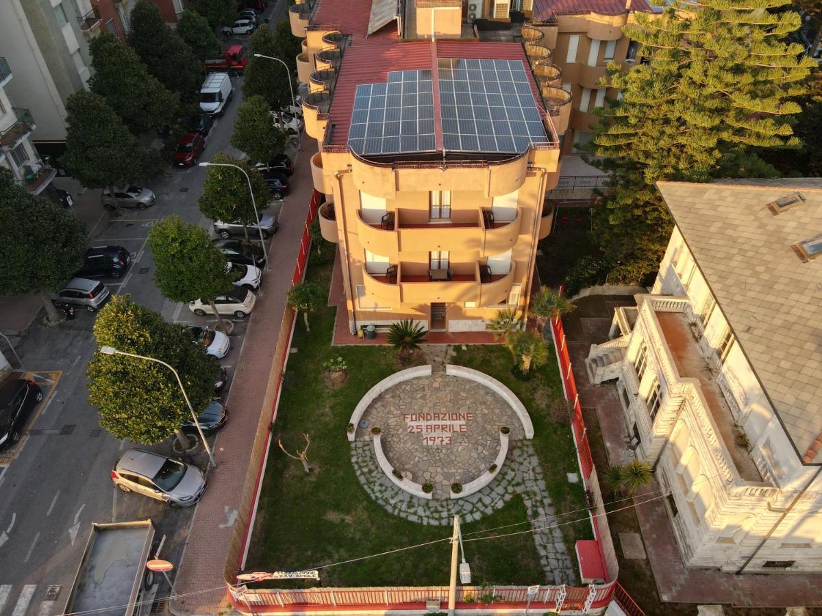 Xxv Aprile Casa Per Ferie Hotel Albenga Exterior photo