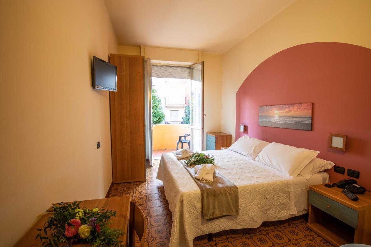 Xxv Aprile Casa Per Ferie Hotel Albenga Exterior photo